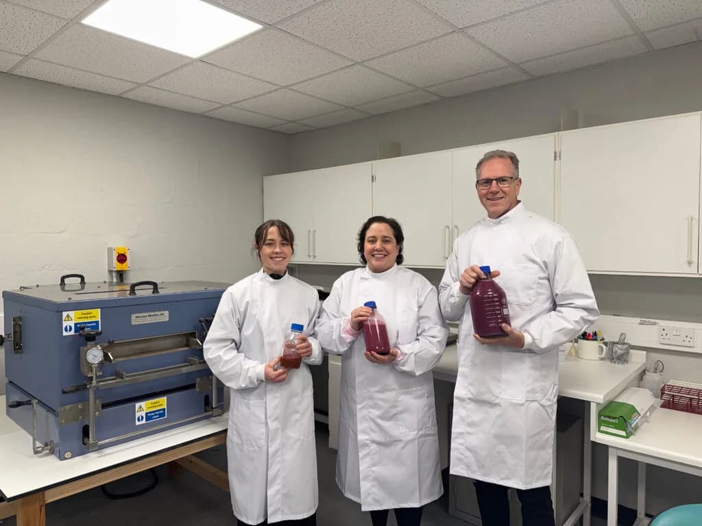 SeaDyes Secures £200,000 Funding to Scale Seaweed-Based Textile Dye Technology